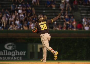 Jorge Alfaro dando vuelta a las bases tras conectar un cuadrangular ante los Cubs