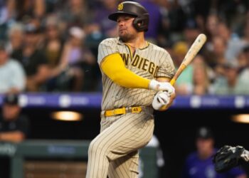 Luke Voit conectando de hit en la derrota de los Padres ante los Rockies.