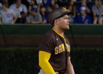 Luke Voit tras pegar su doblete productor en la séptima entrada para dar la vuelta al juego.