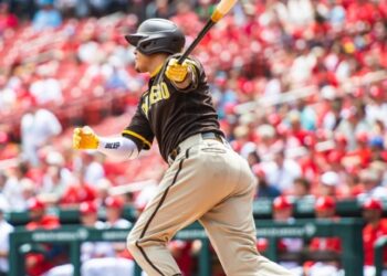 Manny Machado con un batazo al jardín que impulsó una de las dos carreras de los Padres.