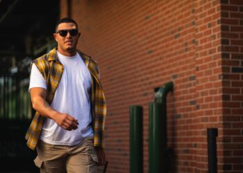 Manny Machado rumbo al camión a la salida de Wrigley Field tras barrer a los Cubs.
