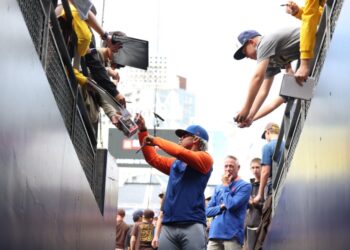 Francisco Lindor firmando autógrafos en la victoria de Mets sobre Padres.