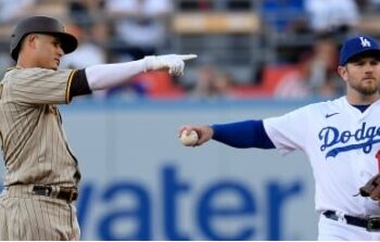 Manny Machado celebrando su doblete en su regreso al campo tras lesión de tobillo.
