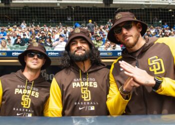 MacKenzie Gore, Sean Manaea y Joe Musgrove disfrutando el triunfo de su equipo.