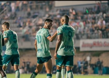 Alejandro Guido es felicitado por sus compañeros al anotar un doblete ante Orange County.