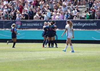 Alex Morgan festejando con sus compañeras su gol en el empate ante el OL Reign.