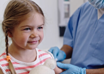 vacunación niña en consultorio