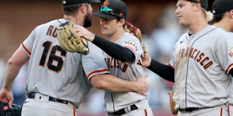 Carlos Rodón siendo felicitado por sus compañeros tras ganar el juego.