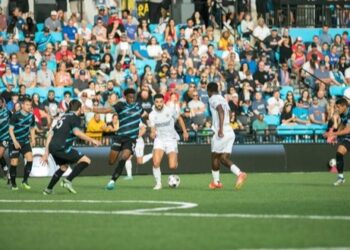 Disputa de la pelota entre jugadores de San Diego y Colorado.