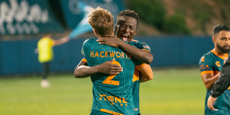 Morgan Hackworth abrazando a Tumi Moshobane tras el triunfo del Loyal en casa.