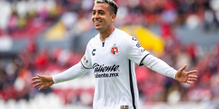 Lucas Rodríguez celebrando su gol ante Atlas.