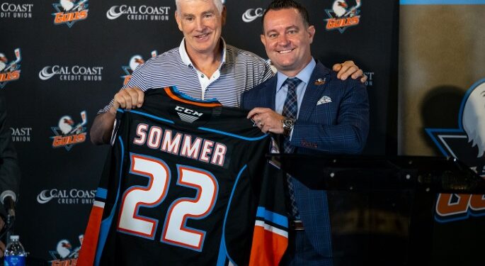 Roy Sommer siendo presentado como nuevo entrenador de los San Diego Gulls.