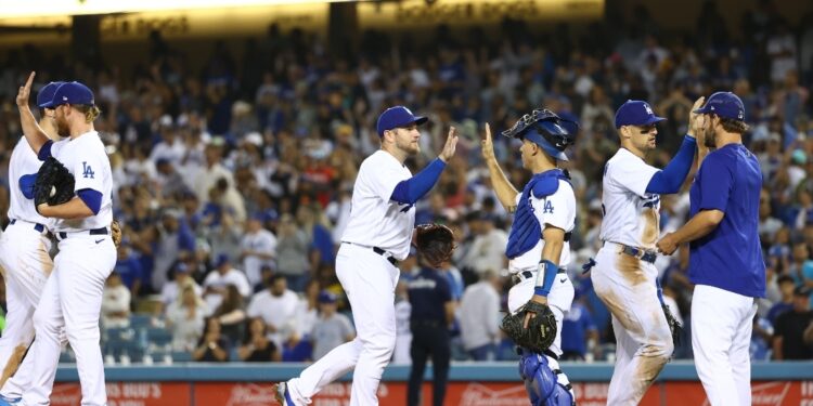 Los jugadores de los Dodgers celebrando el triunfo sobre Padres.