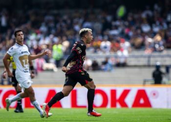 Lucas Rodríguez festejando su gol de penal ante Pumas.