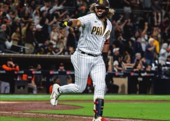 Jorge Alfaro celebrando su imparable ganador ante Giants.