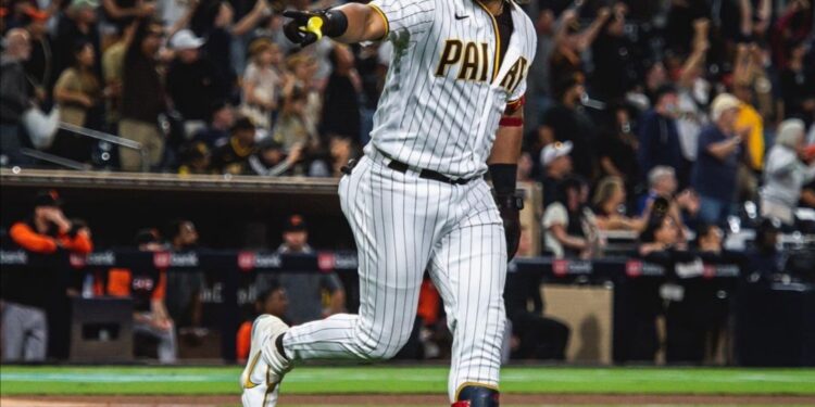 Jorge Alfaro celebrando su imparable ganador ante Giants.