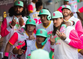 Jugadores de los Padres celebrando durante el triunfo ante los Giants la noche del viernes.