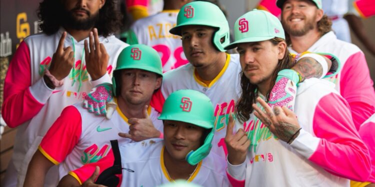 Jugadores de los Padres celebrando durante el triunfo ante los Giants la noche del viernes.