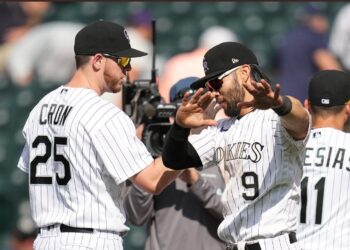 Jugadores de los Rockies festejando el triunfo en el cuarto juego de la serie ante los Padres.