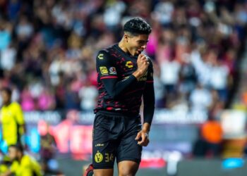 Víctor Guzmán besando la camiseta tras su gol ante Mazatlán.