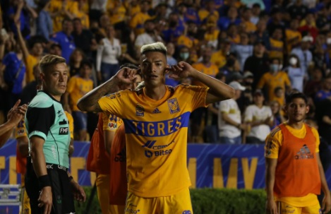 Raymundo Fulgencio festejando su gol ante Xolos.