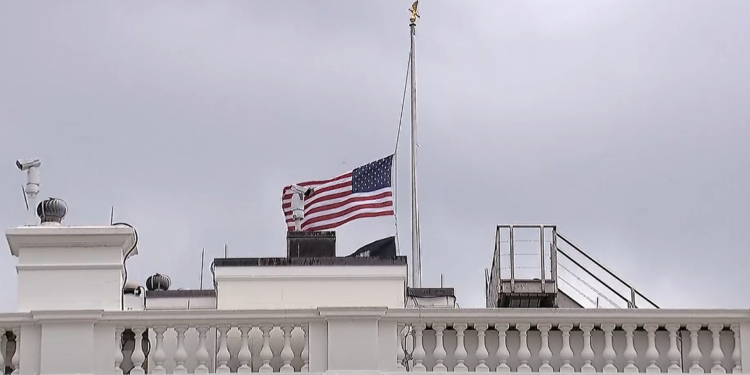 Bandera de Estados Unidos a media asta en Casa Blanca por tiroteo de Illinois