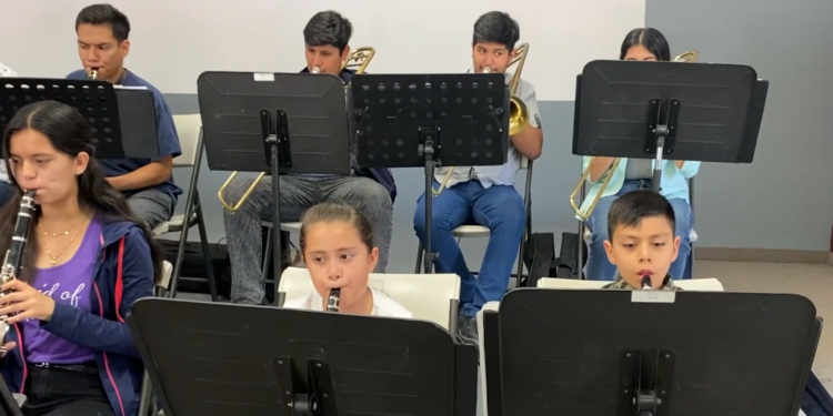 Más de 70 niños, niñas y adolescentes en Tijuana reciben apoyo de músicos provenientes de Silicon Valley