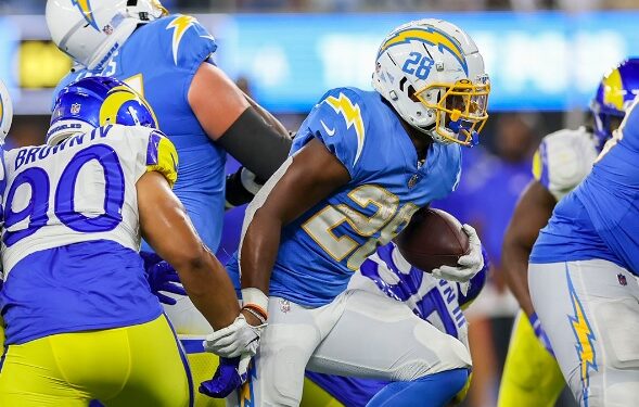 Isaiah Spiller en su primer juego como profesional con los Chargers.
