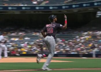 Oscar González llegando a home tras pegarle otro cuadrangular a Padres.