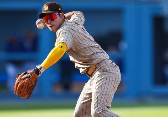 Ha-Seong Kim previo a tirar a primera base tras una rola al cuadro.