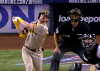 Jake Cronenworth conectando un grand slam ante Marlins.