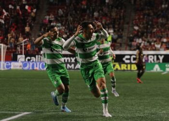 Javier Correa celebrando su gol ante Xolos en el triunfo de Santos.