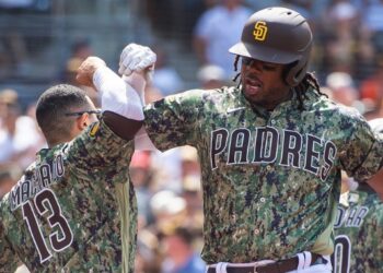 Josh Bell celebrando su cuadrangular para la victoria de Padres.