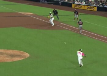 Josh Hader lanzando mal a primera base y los Nationals se fueron al frente para ganar.