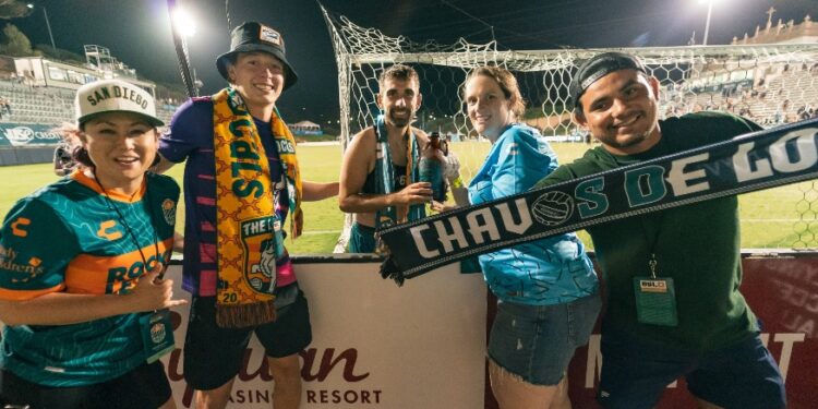 Charlie Adams festejando el triunfo del Loyal con la afición.