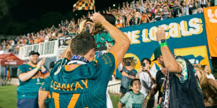 Evan Conway festejando con la afición tras el triunfo ante San Antonio.