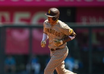 Manny Machado dando la vuelta a las bases tras uno de sus cuadrangulares.