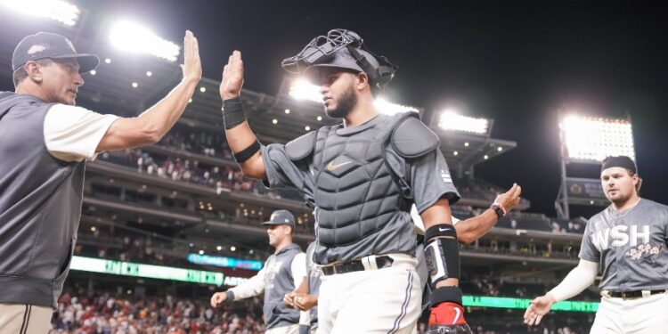 Jugadores de los Nationals celebrando el triunfo ante Padres.