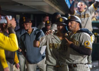 Trent Grisham posando para una junto a Ha-Seong Kim tras pegar un cuadrangular ante Giants.