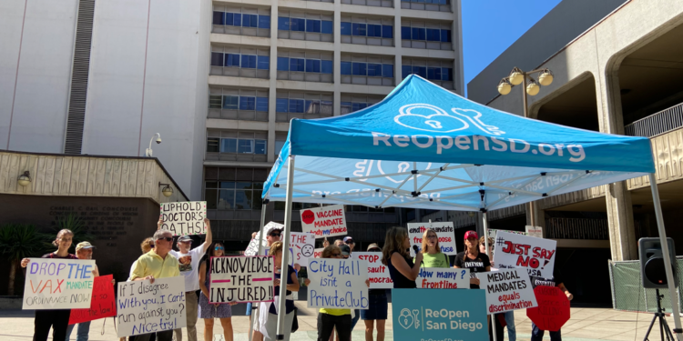 Ciudadanos exigen a la ciudad de San Diego poner fin al mandato de vacunación