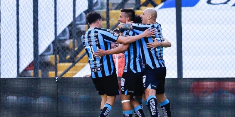Los jugadores de Querétaro celebrando el segundo gol de su equipo.