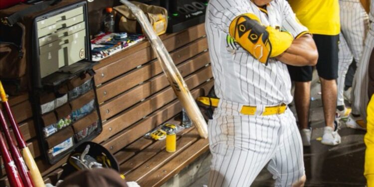 Juan Soto posando para una foto tras su cuadrangular para el triunfo de Padres.