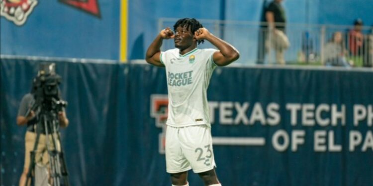 Thomas Amang festejando su gol en el triunfo del Loyal.