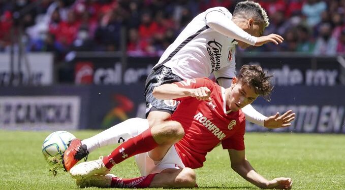 La disputa de la pelota entre Xolos y Toluca.
