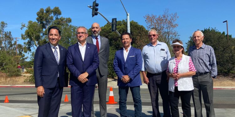 Nuevo semáforo en Ciudad Universitaria, limitará la cantidad de lesiones de tránsito en esta comunidad