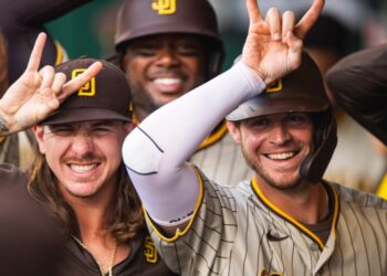 Wil Myers junto a Mike Clevinger y Josh Bell celebrando su cuadrangular posando para una foto.