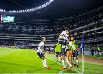 Jugadores de Xolos celebran el gol anotado ante Cruz Azul