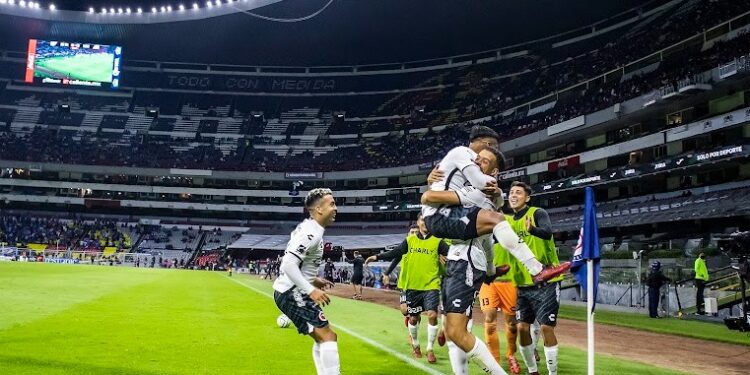 Jugadores de Xolos celebran el gol anotado ante Cruz Azul
