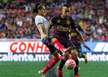 La disputa de la pelota en el juego entre Xolos y Rayados.
