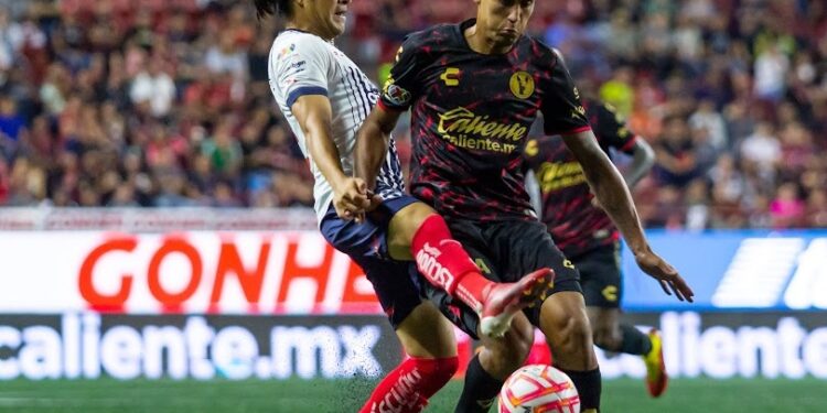 La disputa de la pelota en el juego entre Xolos y Rayados.